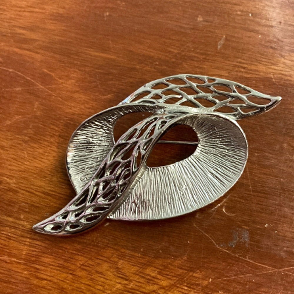 VINTAGE Celebrity NY signed Ribbon Filigree silver toned brooch c. 1950s